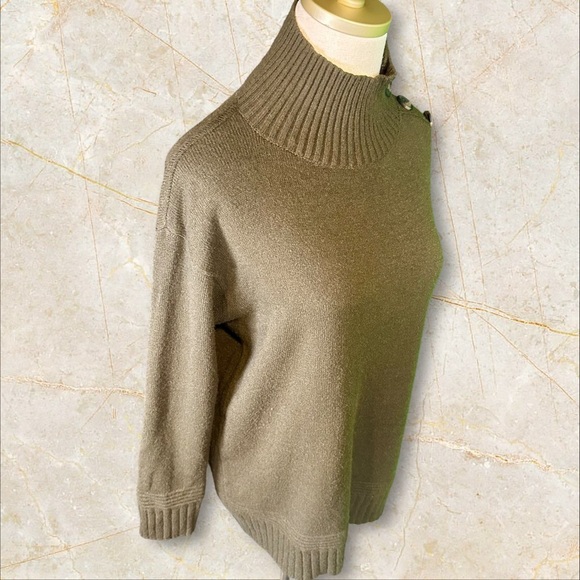 By Anthropologie ‘Margarita’ Button-Up Shoulder Tunic Sweater in Olive Green XS - Picture 13 of 16